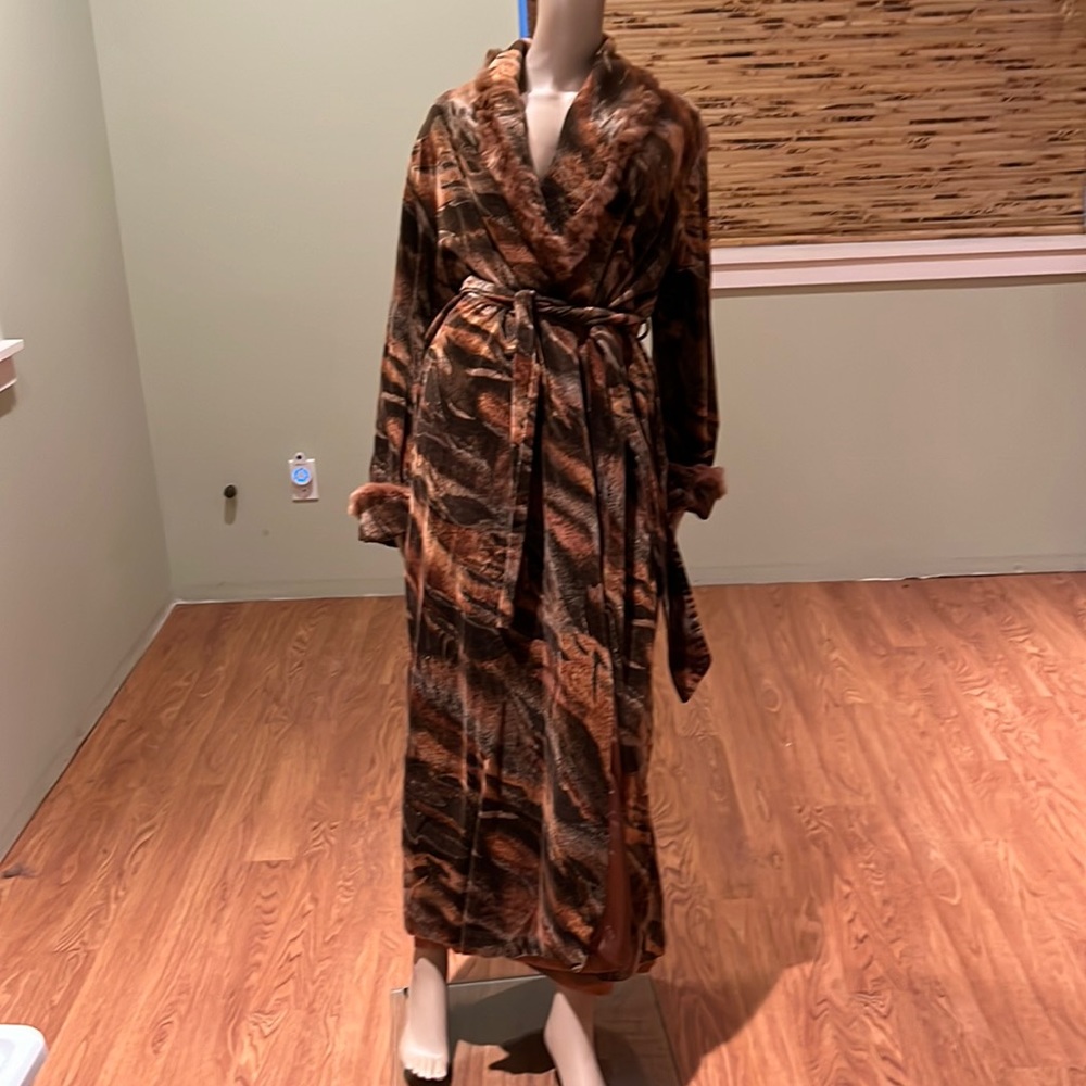 Diamond Tea Velvet Robe With Rabbit Fur Trim And Belt Size L